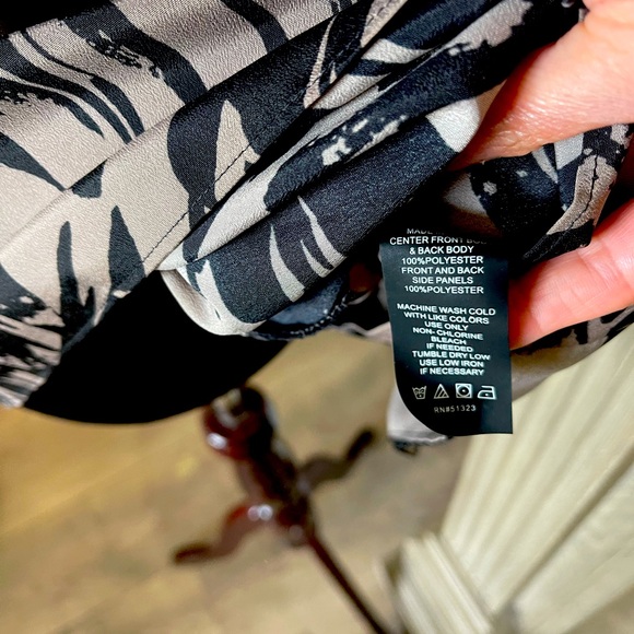 Sophisticated & Sassy! Vince Camuto blouse. Cute with white jeans or skirt. Fun! - Picture 7 of 7